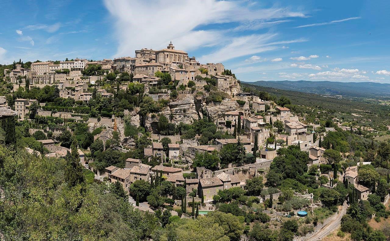 Photo panoramique du village de Gordes qui se situe dans le Luberon