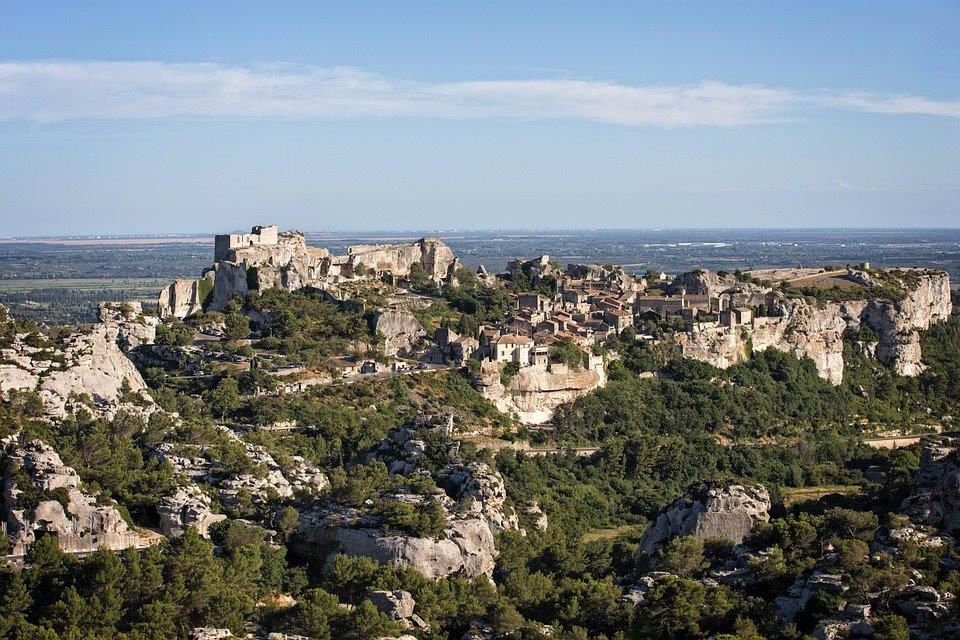 Vu aérienne de la Chaîne des Alpilles et du Château des Baux de Provence